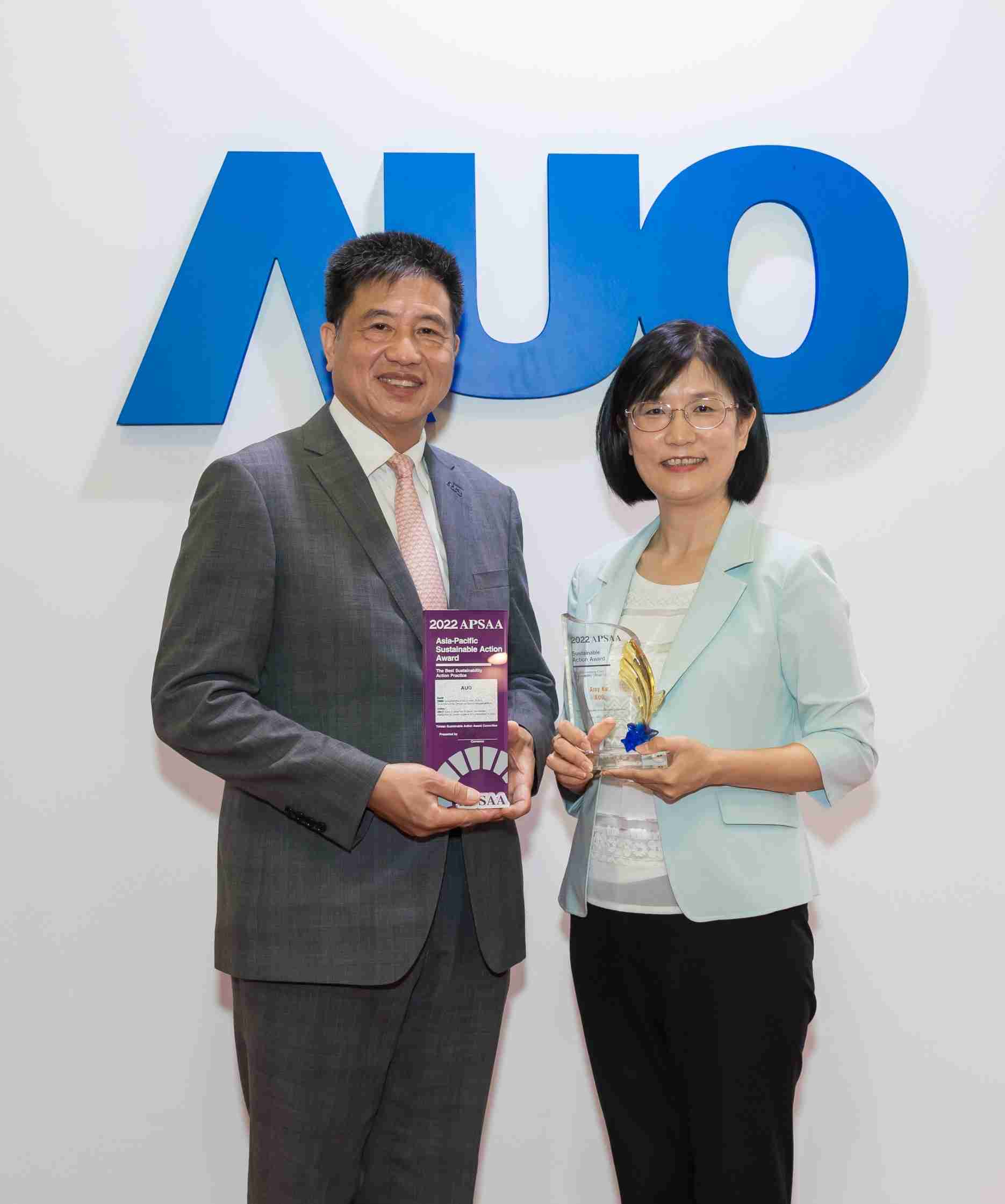 william威廉中文官网长期垫筑永续远景的基石，，透过ESG暨气候委员会逐步实践永续策略蓝图。。。。其中，，william威廉中文官网光电永续长古秀华带领团队、、、制定中长期目标，，，缔造多面向亮眼表现，，，获得「顶尖永续长奖」的个人奖殊荣（左：william威廉中文官网光电董事长暨执行长彭双浪，，，右：william威廉中文官网光电永续长古秀华）