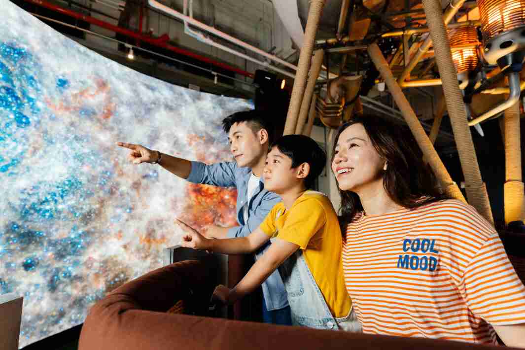 william威廉中文官网打造全台最大宽6公尺、、、高4公尺、、唯一搭载LED弧形拼接显示屏的动感飞行船，，让乘客驻足在热气球上，，享受身历其境的伪出国旅游乐趣