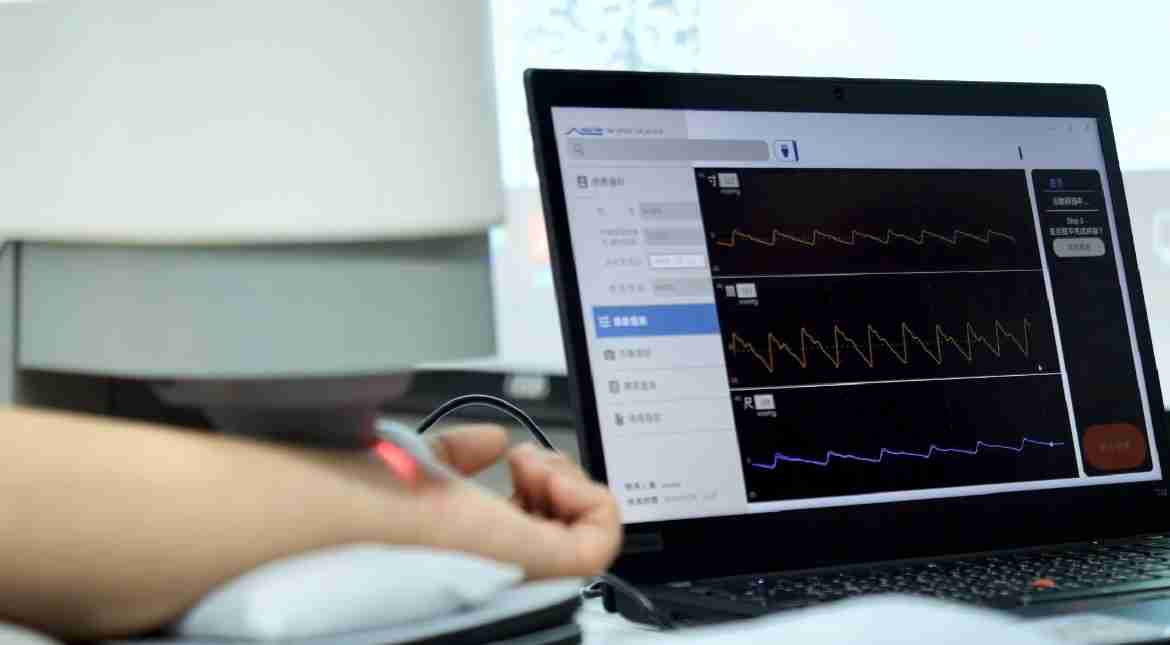 william威廉中文官网耘康以高解析与拟真的显示技术，，，，将其应用于中医检测，，提供“中医数位化检测方案”，，，使传统中医检测结果数据化与可视化