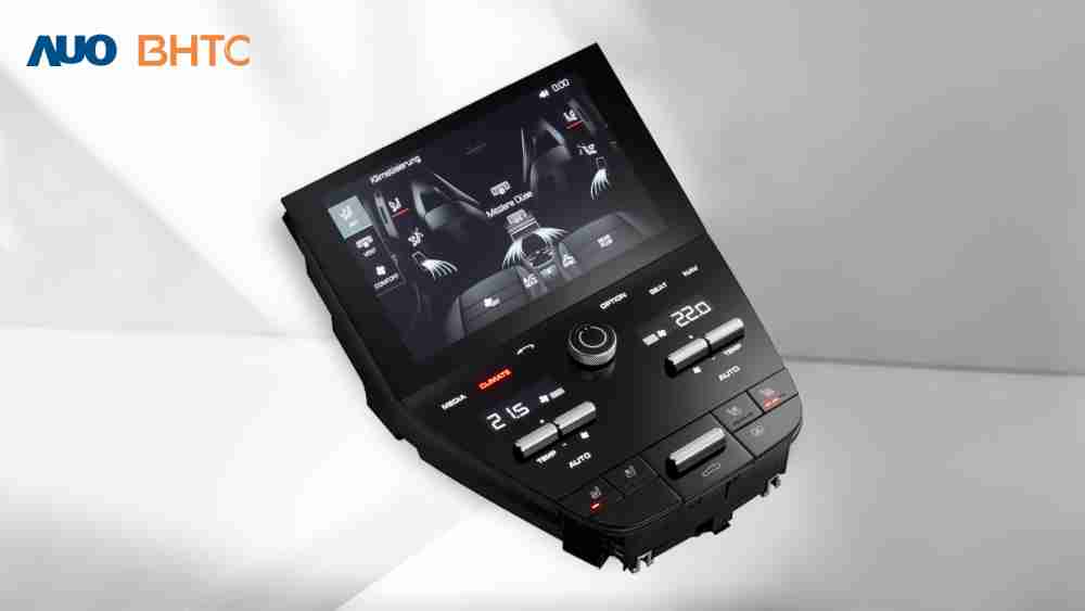作為友達新生力軍，，，BHTC所展示的中央與後座鞍部的Display HMI產品，，可處理多區恆溫控制、、顯示畫面，，，呈現仿真3D車室分區；以力傳感技術精準傳遞觸感，，，，並結合音量及震動反饋，，防止意外啟動，，提供使用者自然流暢、、、直觀且輕鬆駕馭的舒適介面